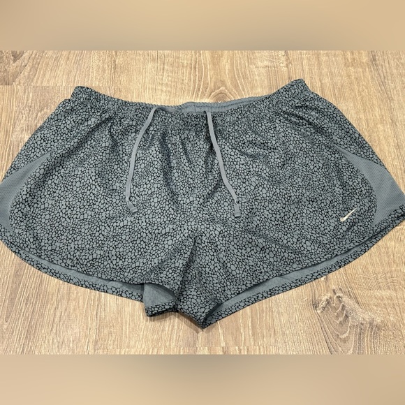 Nike Athletic Shorts Snake Pattern XL B26 - Picture 1 of 2